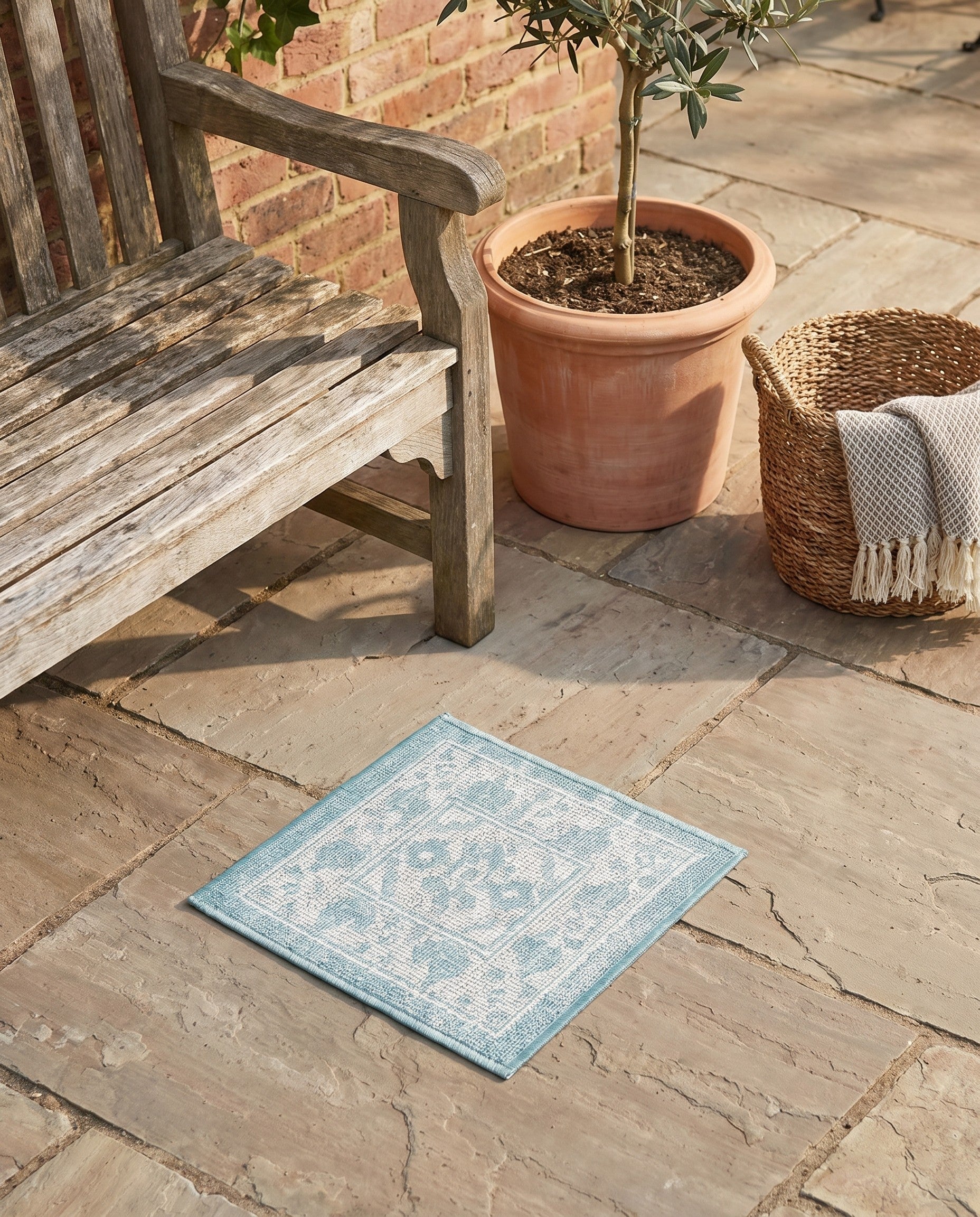 1' 4 x 1' 4 Easy-Clean Traditional Indoor / Outdoor Sample Rug