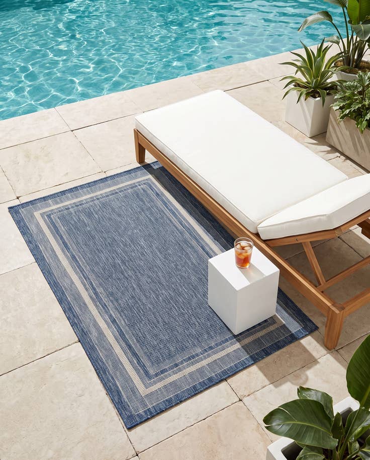 Detail image of 3' x 5' 3 Easy-Clean Border Indoor / Outdoor Rug