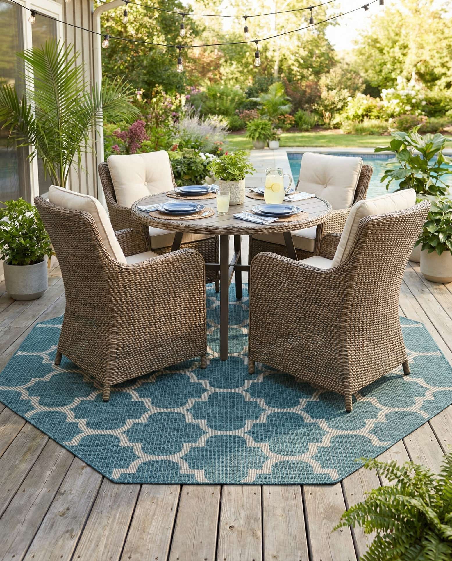 7' 10 x 7' 10 Easy-Clean Lattice Indoor / Outdoor Octagon Rug