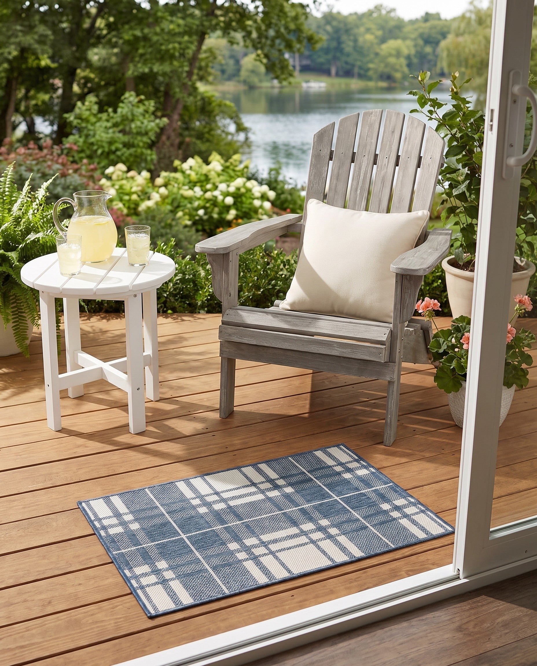Blue Easy-Clean Checkered Indoor / Outdoor Rug