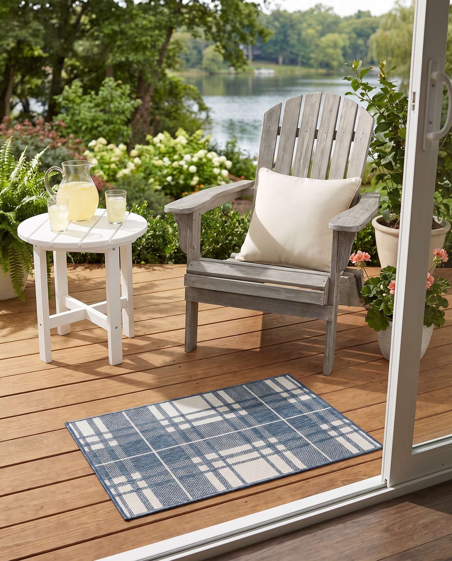 2' x 3' Easy-Clean Checkered Indoor / Outdoor Rug