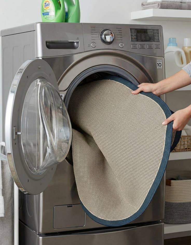 Detail image of  7' 10 x 7' 10  Washable Border Indoor / Outdoor Round Rug