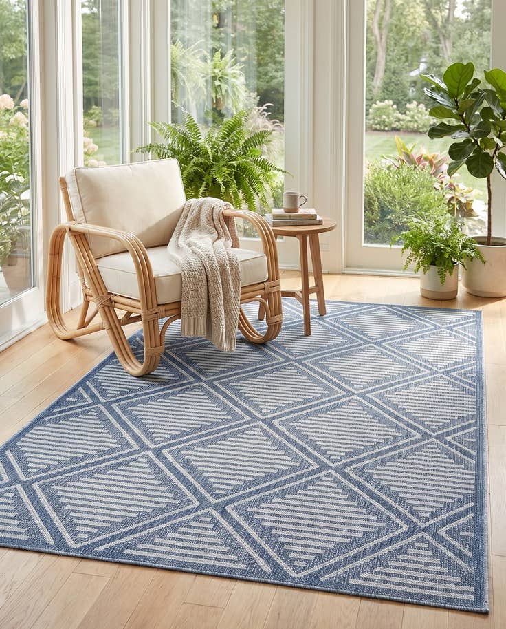 Detail image of 6' 1 x 9' Easy-Clean Lattice Indoor / Outdoor Rug