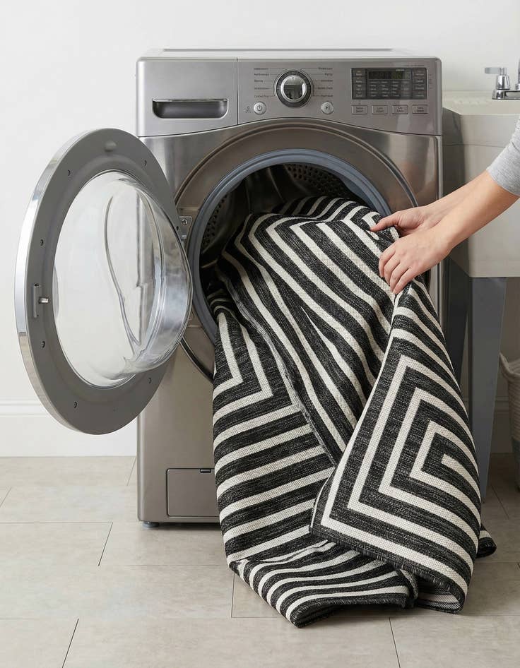 Detail image of  6' x 9'  Washable Modern Indoor / Outdoor Rug