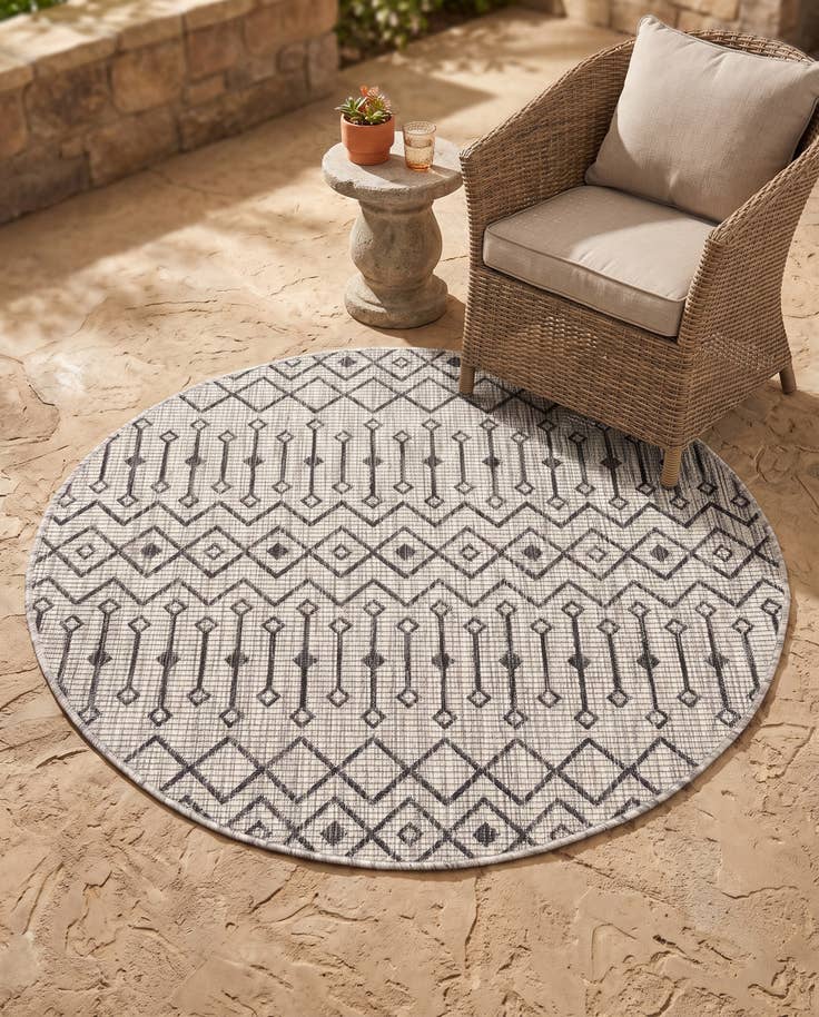 Detail image of 4' x 4' Easy-Clean Lattice Indoor / Outdoor Round Rug