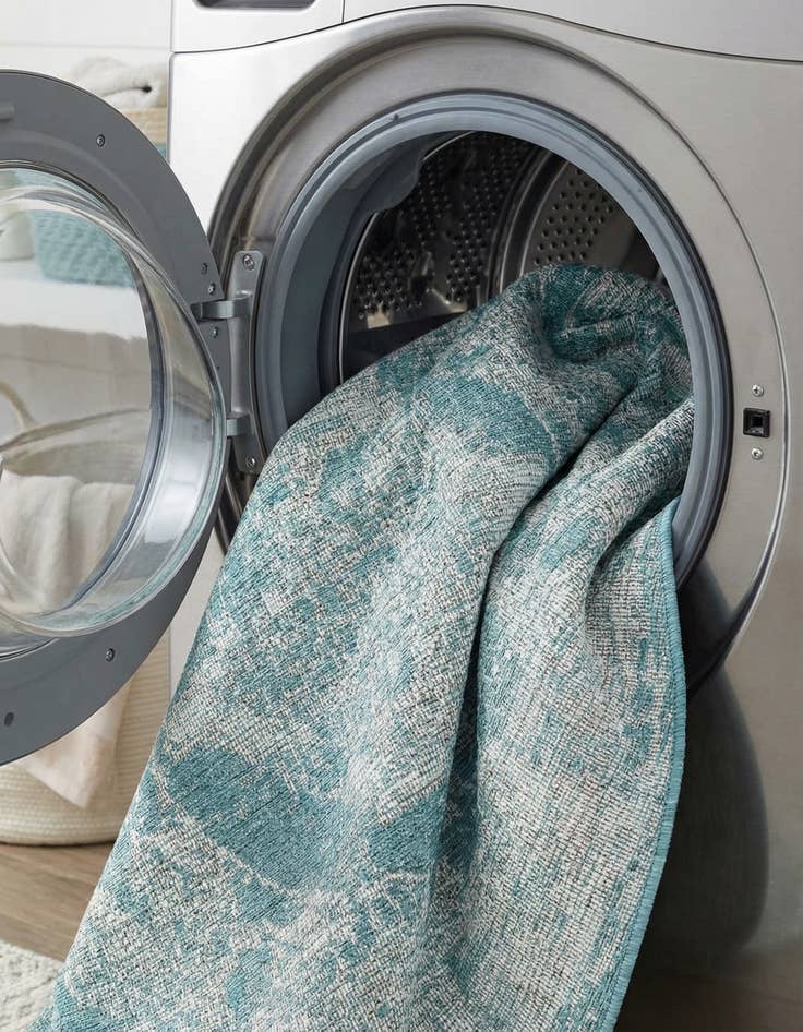 Detail image of  3' x 3'  Washable Traditional Indoor / Outdoor Round Rug