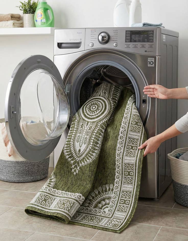 Detail image of  5' 3 x 8'  Washable Traditional Indoor / Outdoor Rug