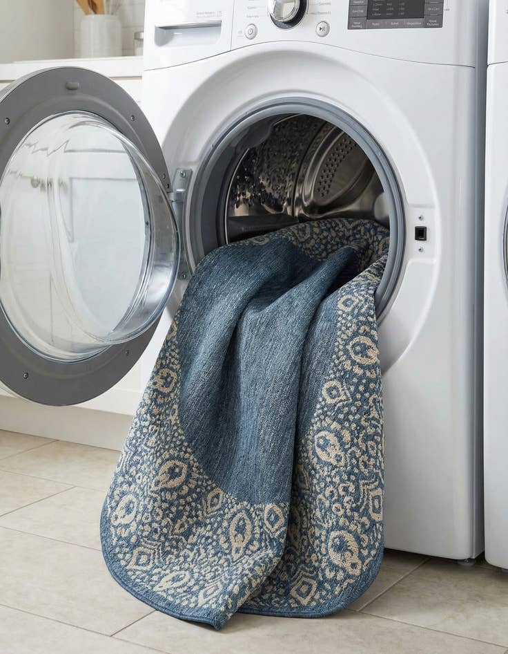 Detail image of 7' 10 x 7' 10  Washable Border Indoor / Outdoor Round Rug