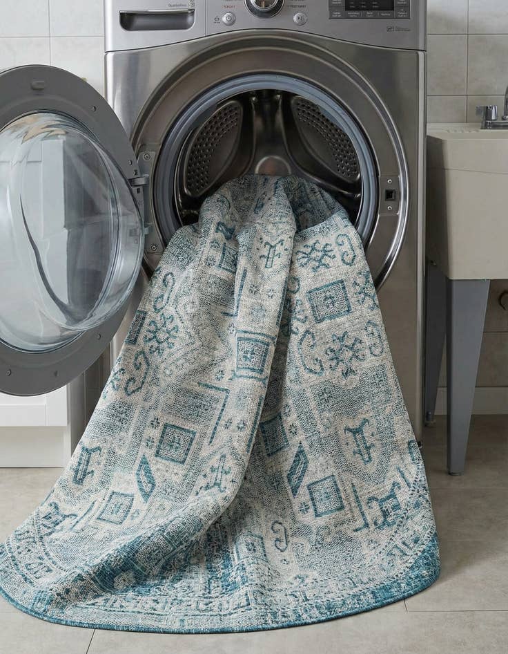 Detail image of 7' 10 x 7' 10  Washable Aztec Indoor / Outdoor Round Rug