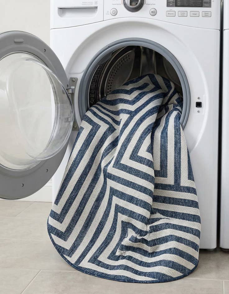 Detail image of 7' 10 x 7' 10  Washable Modern Indoor / Outdoor Round Rug