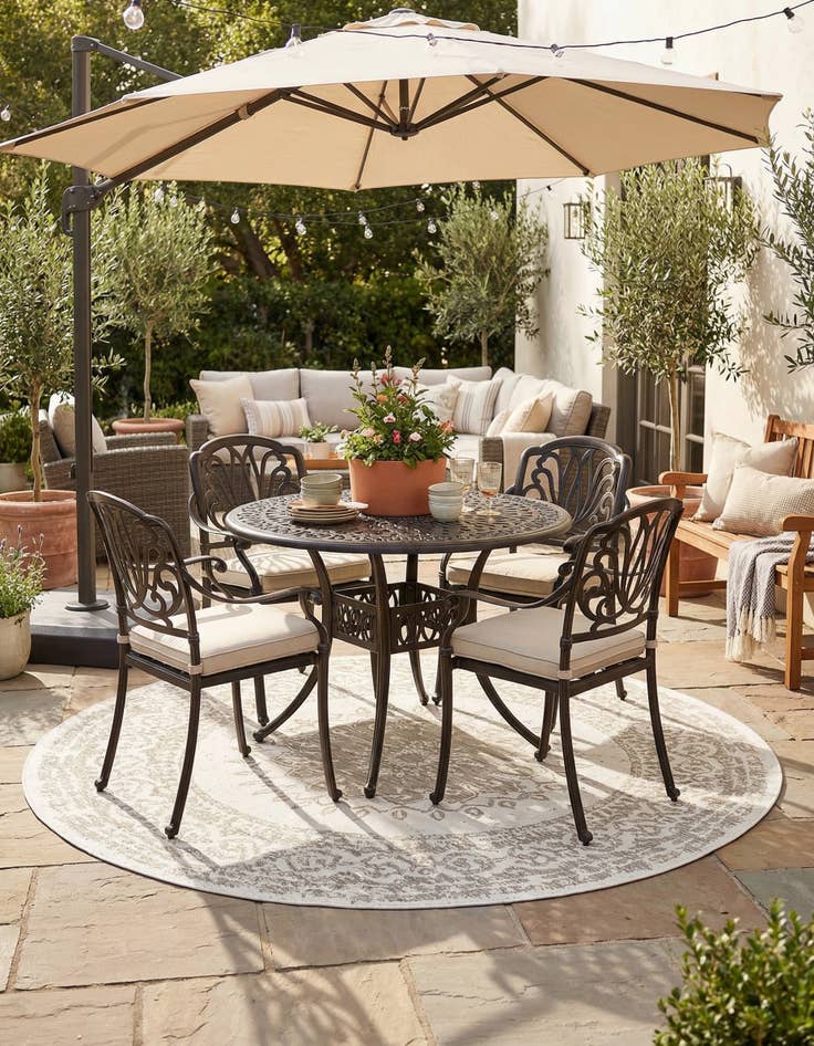 Detail image of 10' x 10'  Washable Traditional Indoor / Outdoor Round Rug