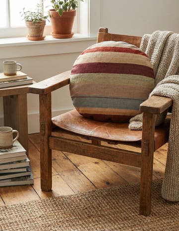 2' 5 x 2' 5 Hand Woven Pillow Wool Round Rug