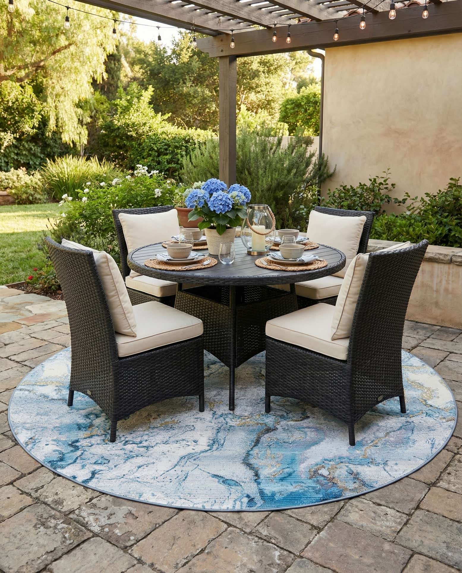 7' 10 x 7' 10 Easy-Clean Modern Indoor / Outdoor Round Rug