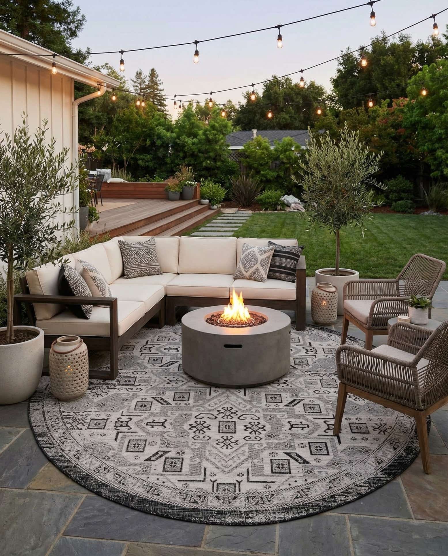 10' x 10' Easy-Clean Aztec Indoor / Outdoor Round Rug