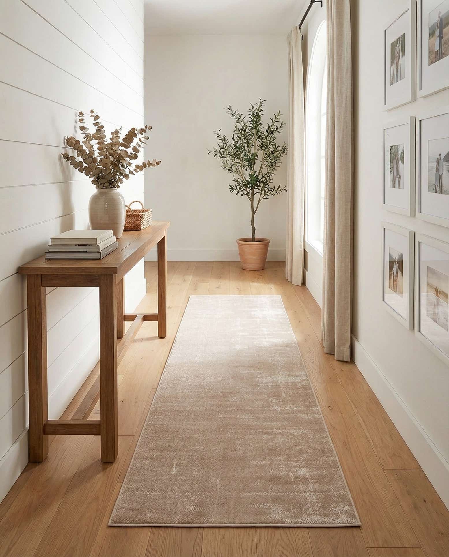 2' 7 x 10' Valencia Runner Rug