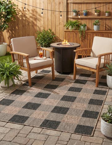 5' 3 x 8' Easy-Clean Checkered Indoor / Outdoor Rug