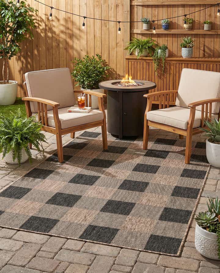 5' 3 x 8' Easy-Clean Checkered Indoor / Outdoor Rug