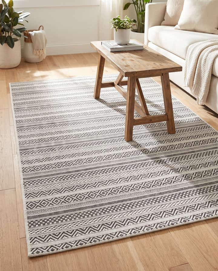 4' x 6' Easy-Clean Striped Indoor / Outdoor Rug