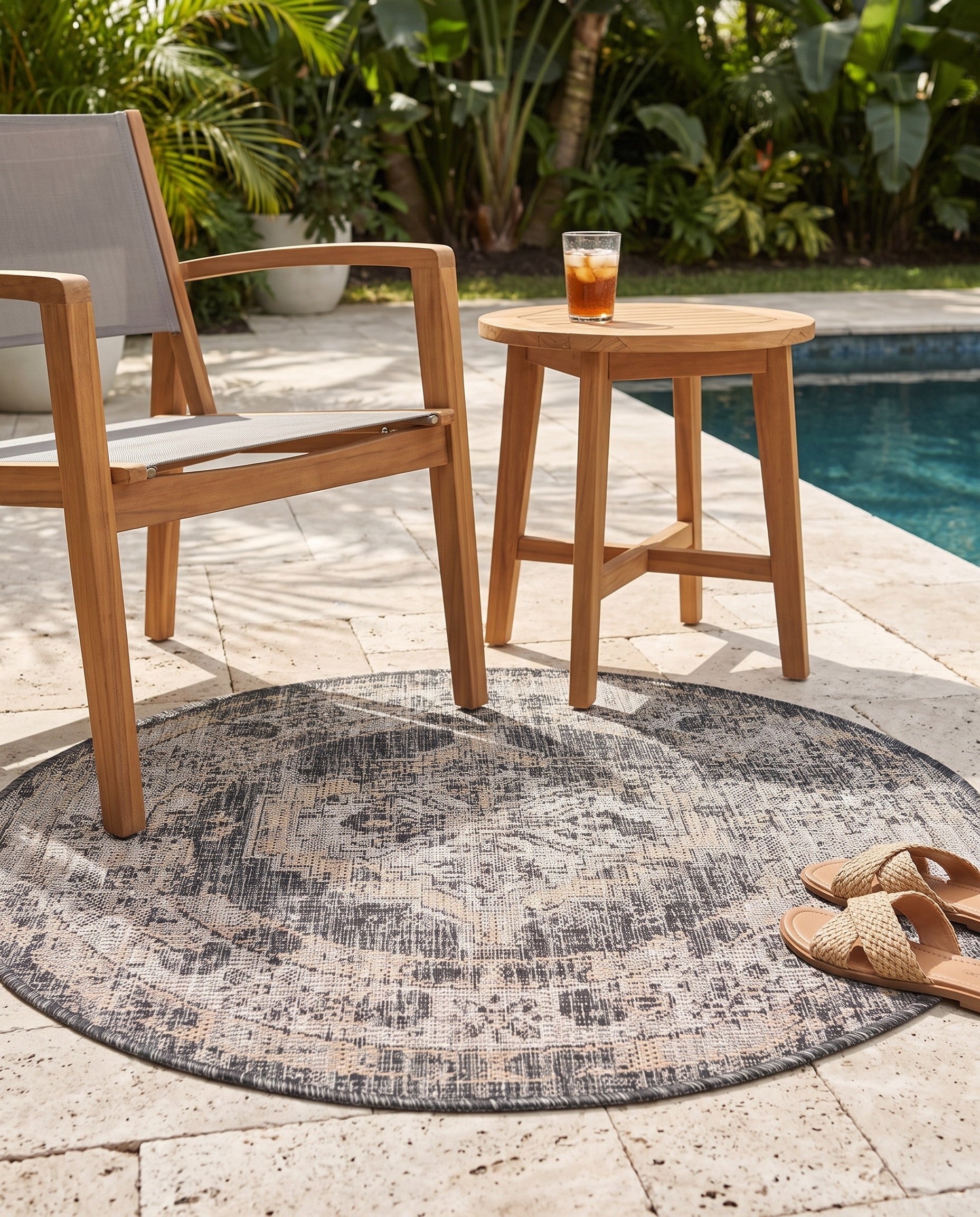 3' x 3' Easy-Clean Traditional Indoor / Outdoor Round Rug