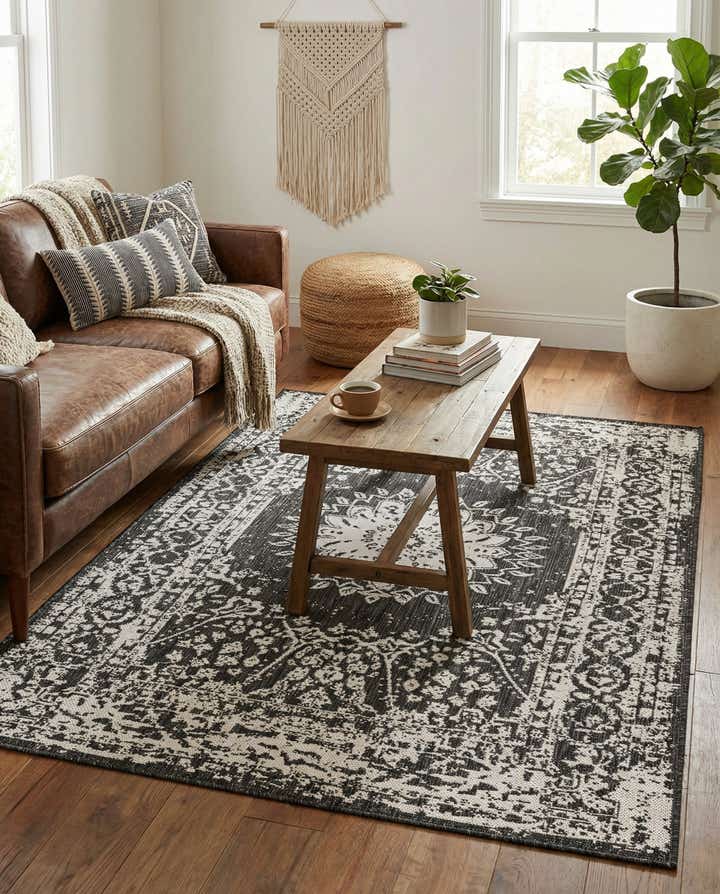 4' x 6' Easy-Clean Traditional Indoor / Outdoor Rug
