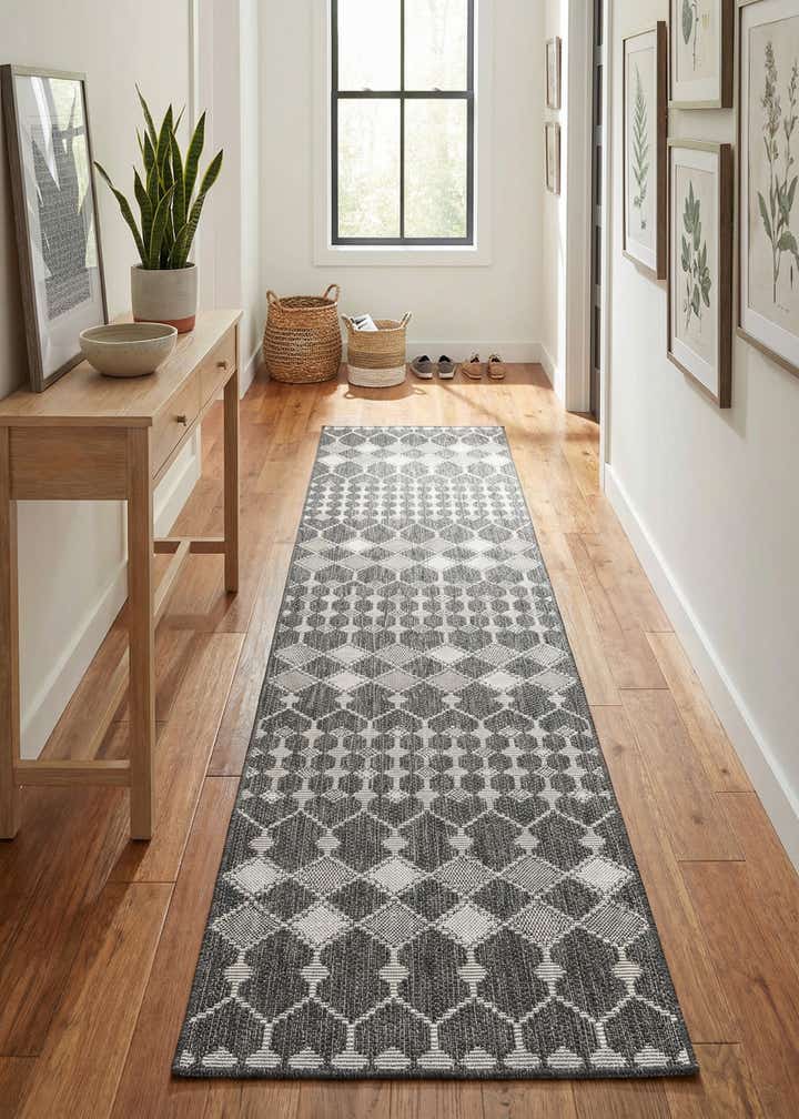 2' 7 x 10' Easy-Clean Trellis Indoor / Outdoor Runner Rug
