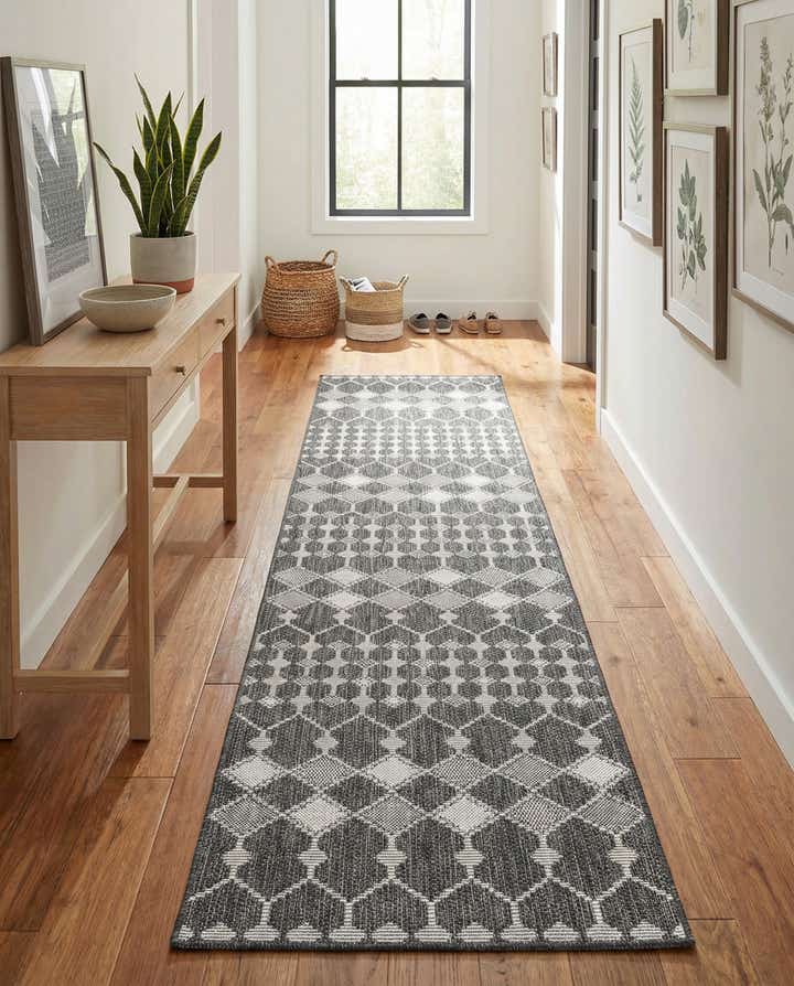 2' 7 x 10' Easy-Clean Trellis Indoor / Outdoor Runner Rug