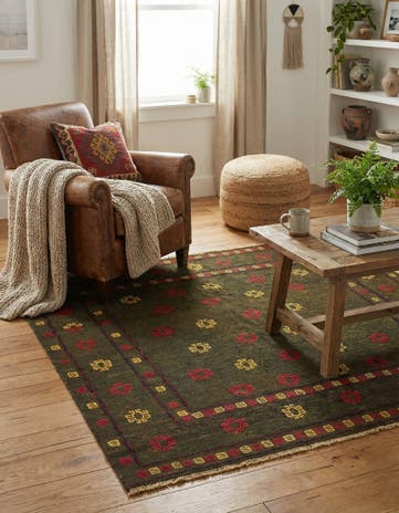 4' 4 x 4' 7 Hand Knotted Sumak Wool Square Rug