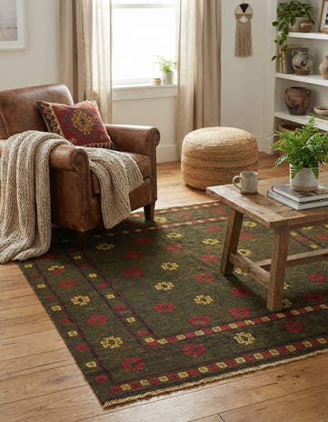 4' 4 x 4' 7 Hand Knotted Sumak Wool Square Rug