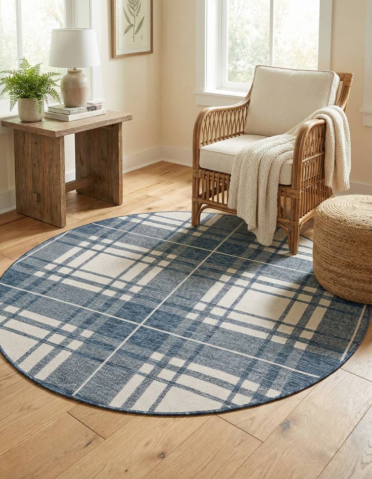 Detail image of 6' x 6'  Washable Checkered Indoor / Outdoor Round Rug
