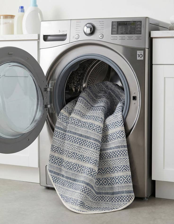 Detail image of 4' x 4'  Washable Striped Indoor / Outdoor Round Rug