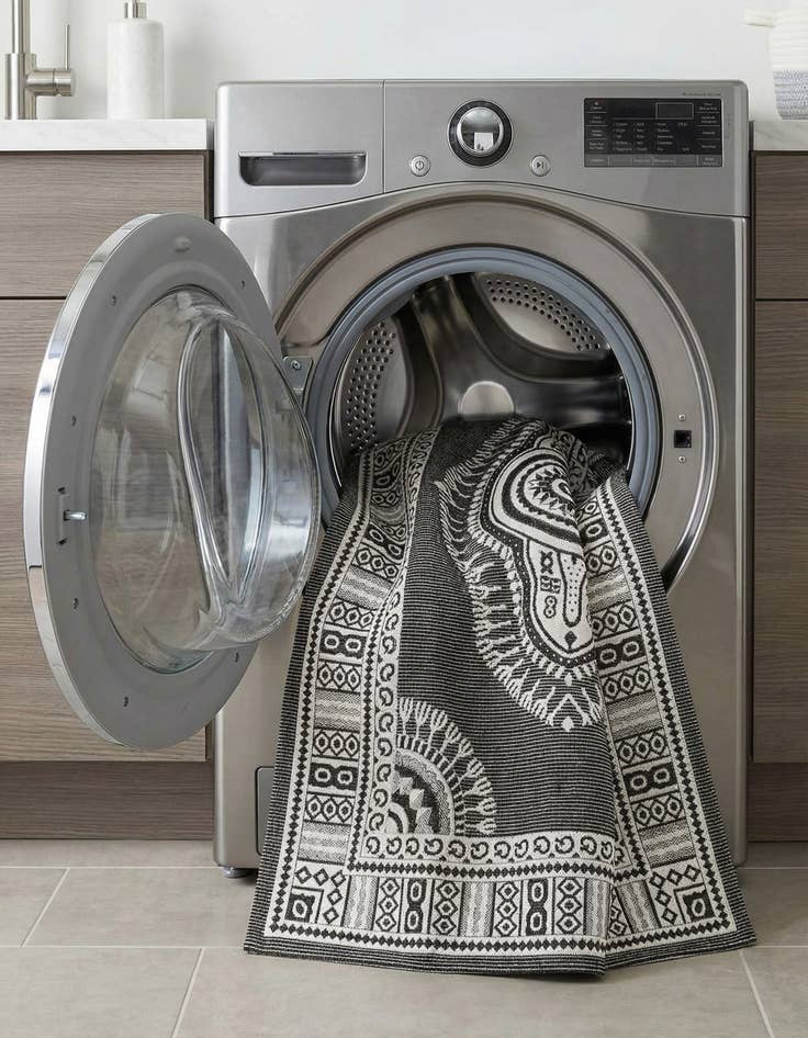 Detail image of  7' 10 x 7' 10  Washable Traditional Indoor / Outdoor Square Rug