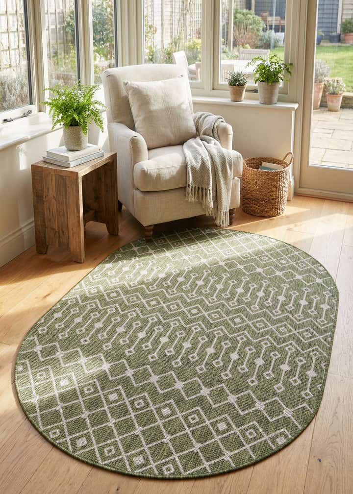 5' 3 x 8' Easy-Clean Lattice Indoor / Outdoor Oval Rug