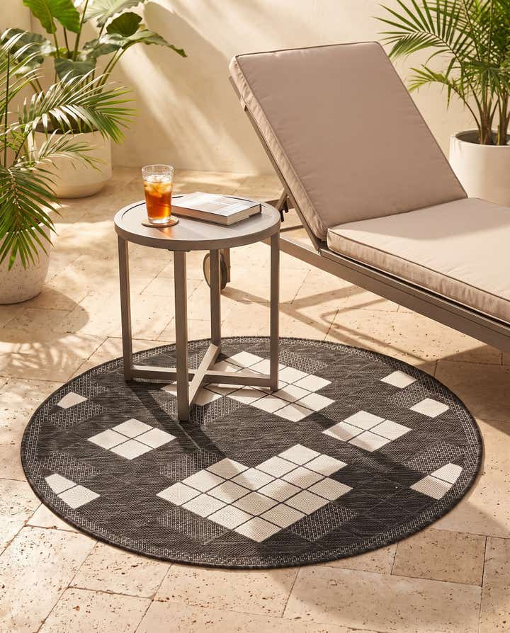 3' 1 x 3' 1 Easy-Clean Modern Indoor / Outdoor Round Rug