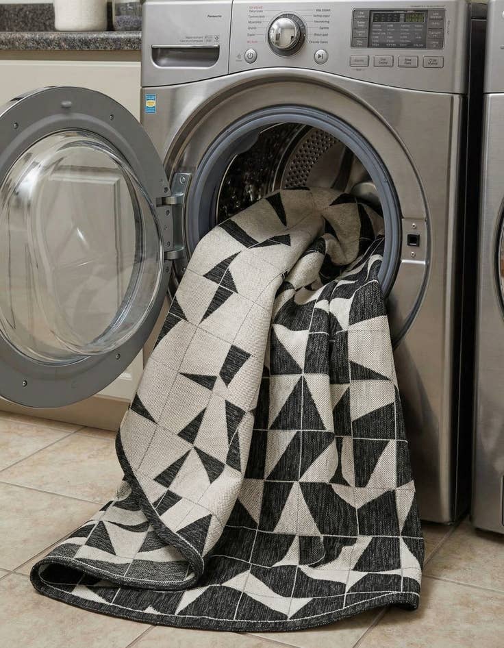 Detail image of 7' 10 x 7' 10  Washable Modern Indoor / Outdoor Round Rug