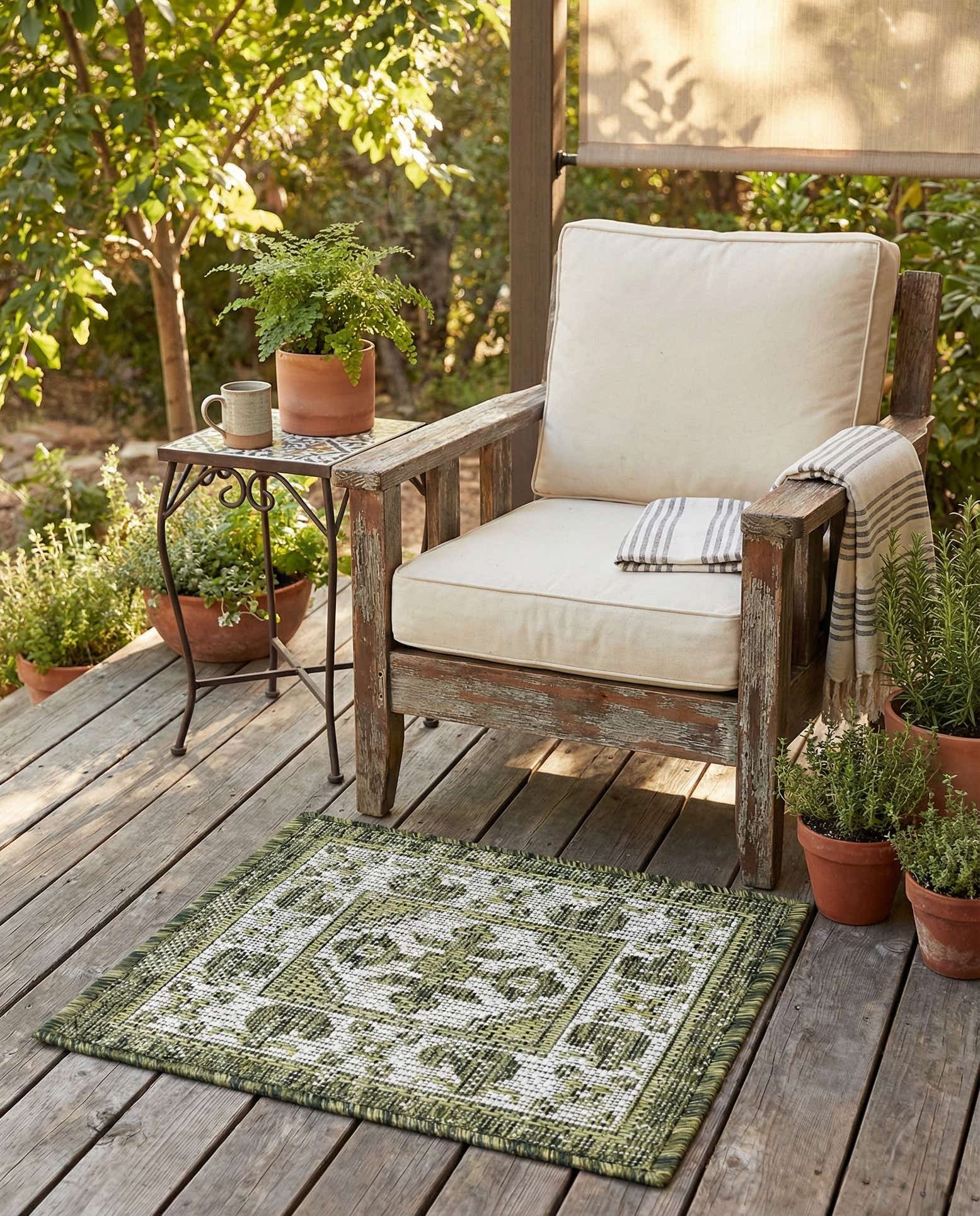 1' 4 x 1' 4 Easy-Clean Traditional Indoor / Outdoor Sample Rug