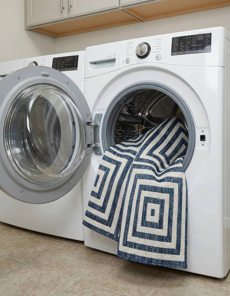 Detail image of  4' x 6'  Washable Modern Indoor / Outdoor Rug