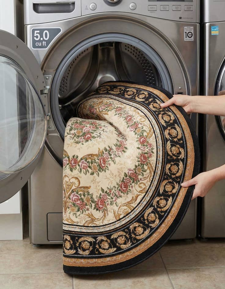 Detail image of 7' 10 x 7' 10  Washable Traditional Indoor / Outdoor Round Rug