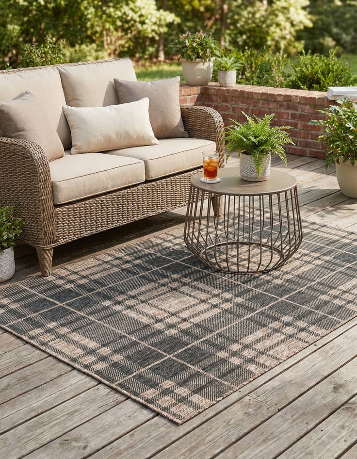Detail image of 4' x 6'  Washable Checkered Indoor / Outdoor Rug