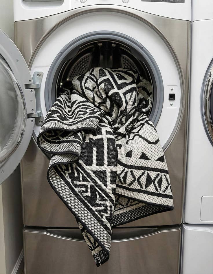 Detail image of 7' 10 x 7' 10  Washable Jill Zarin Napa Indoor / Outdoor Octagon Rug