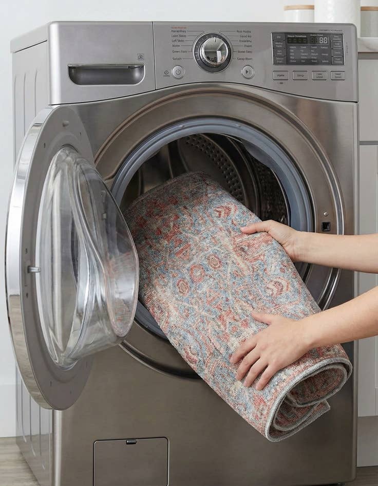 Detail image of 3' 3 x 3' 3  Washable Nostalgia Round Rug