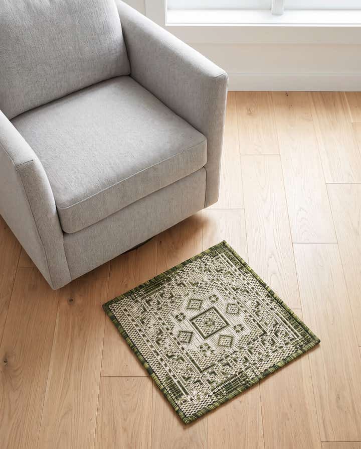 1' 4 x 1' 4 Easy-Clean Aztec Indoor / Outdoor Sample Rug