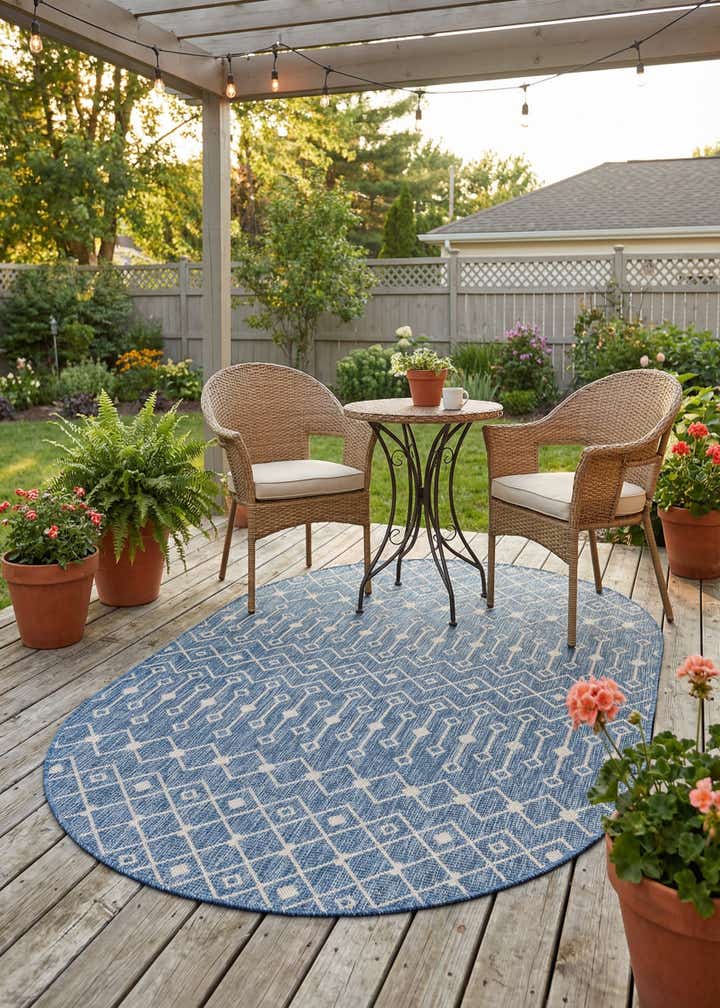 5' 3 x 8' Easy-Clean Trellis Indoor / Outdoor Oval Rug