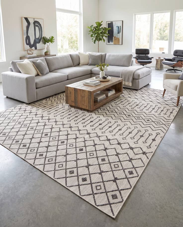 Detail image of 10' x 14' Easy-Clean Lattice Indoor / Outdoor Rug