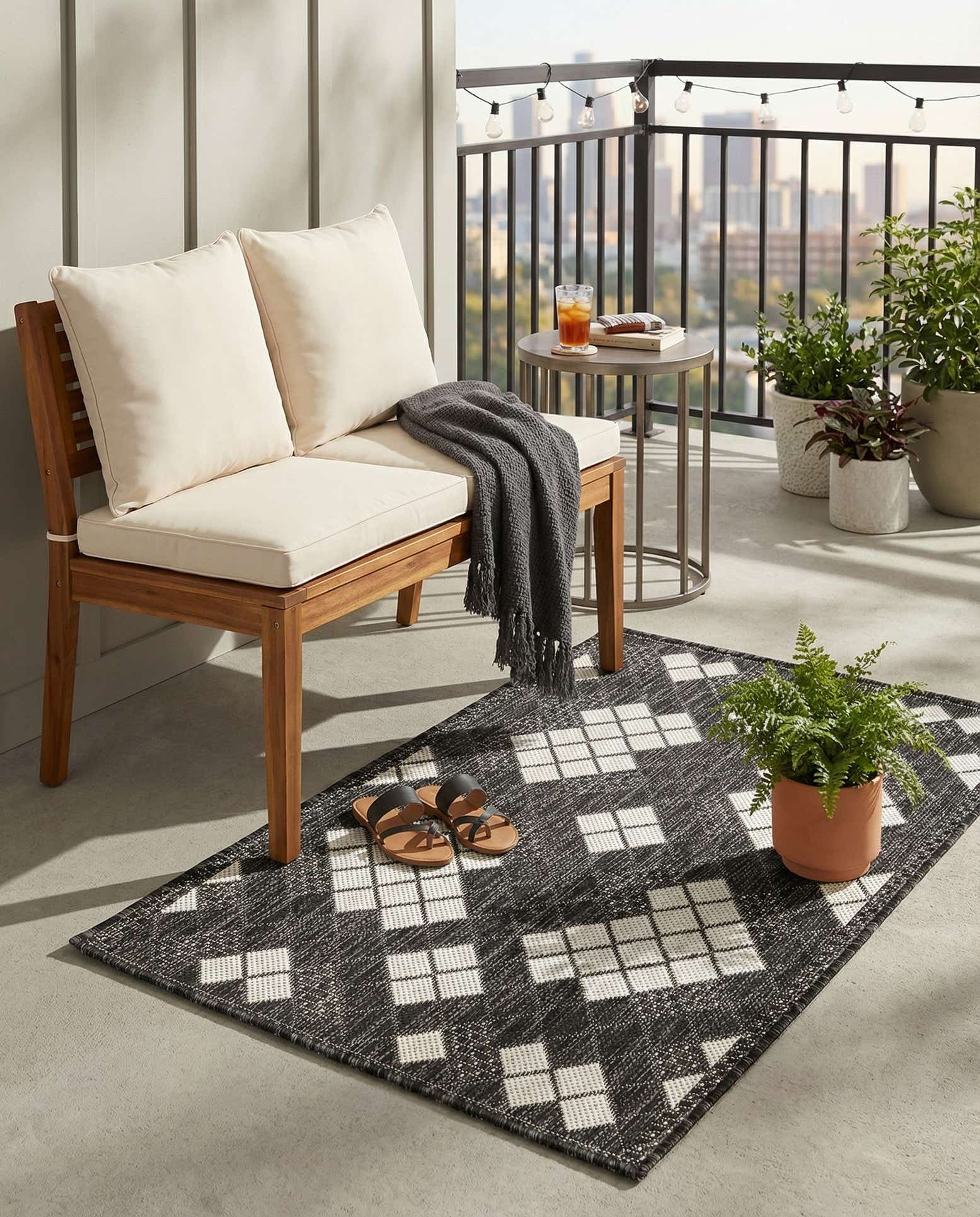 2' x 3' 1 Easy-Clean Modern Indoor / Outdoor Rug