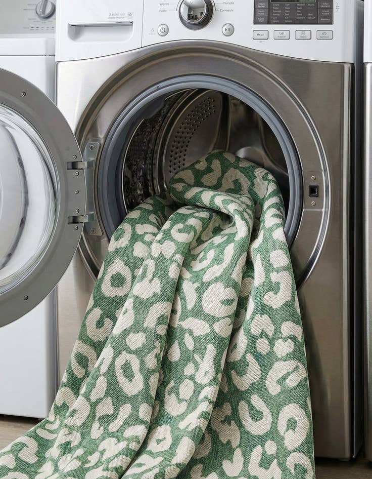 Detail image of 7' 10 x 7' 10  Washable Safari Indoor / Outdoor Round Rug