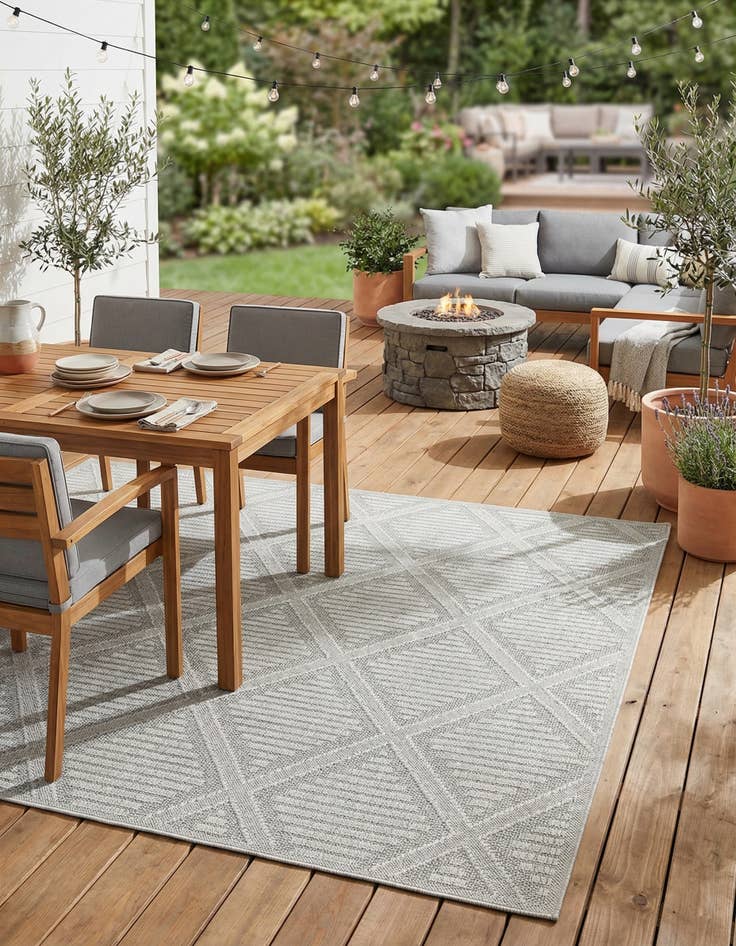Detail image of 9' x 12' Easy-Clean Trellis Indoor / Outdoor Rug