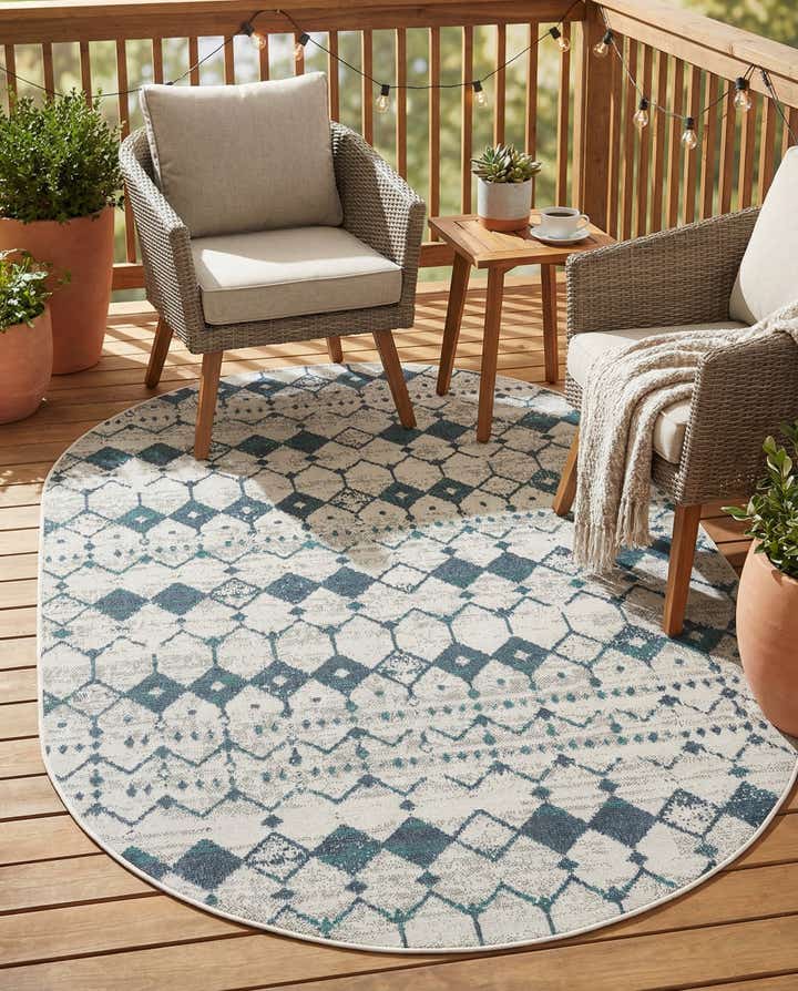5' 3 x 8' Easy-Clean Lattice Indoor / Outdoor Oval Rug