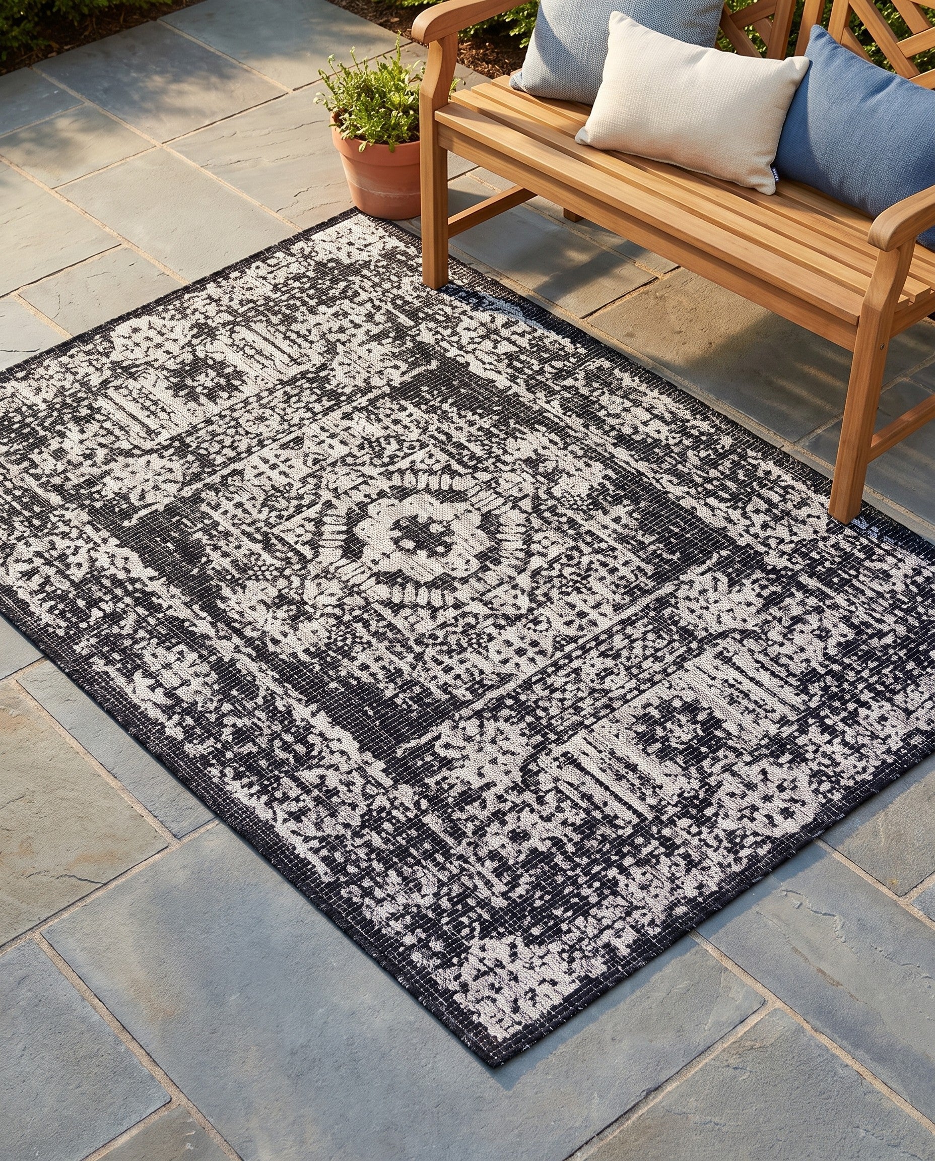 4' x 6' Easy-Clean Traditional Indoor / Outdoor Rug