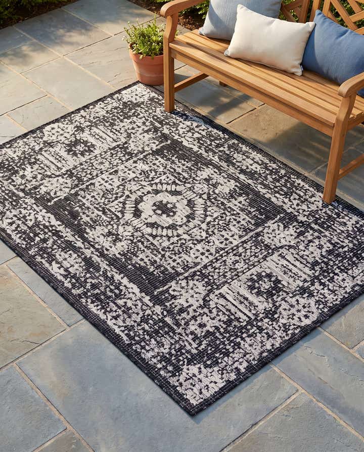 4' x 6' Easy-Clean Traditional Indoor / Outdoor Rug