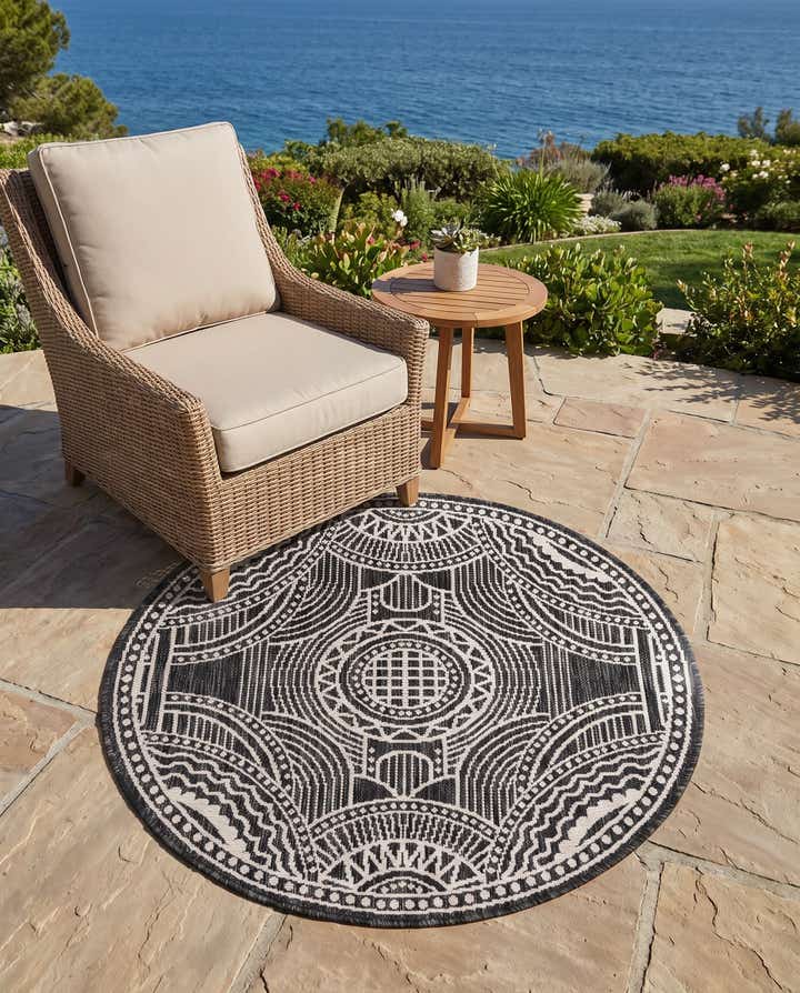 3' 1 x 3' 1 Easy-Clean Traditional Indoor / Outdoor Round Rug